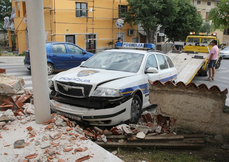 Policajac srušio zid i uletio u dvorište kuće