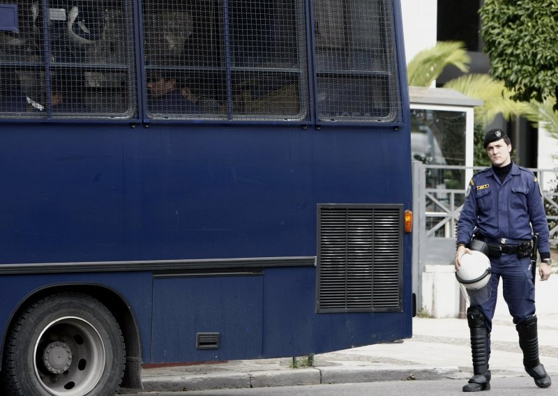 Studenti marširaju, naoružani napadači pucali na policijski bus