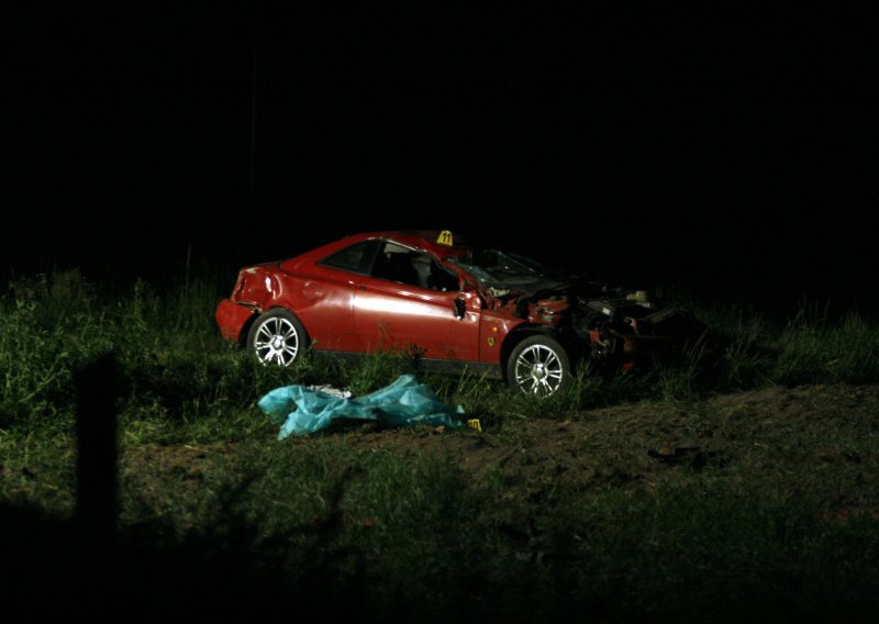 Sletio s ceste, ispao iz automobila i preminuo