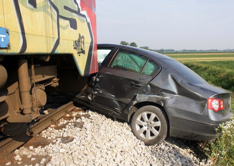 U naletu vlaka na automobil kod Doboja poginuo bračni par i dijete