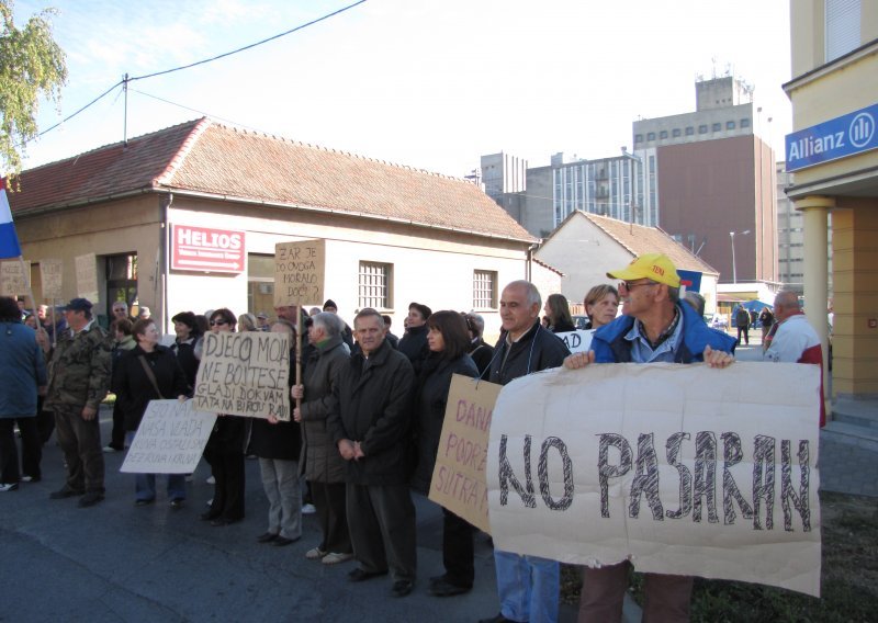 Bivši radnici Đakovštine blokirali ulaze u tvrtku