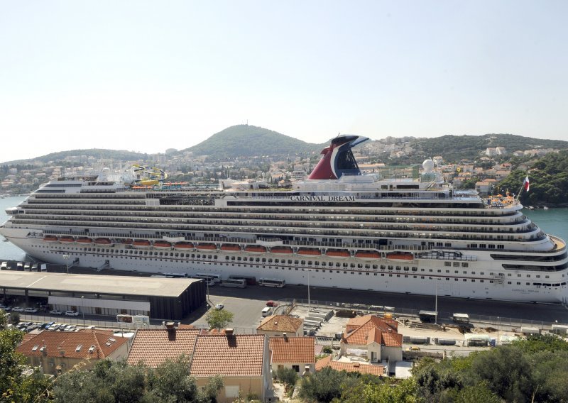 900 tisuća gostiju s kruzera u desantu na Dubrovnik