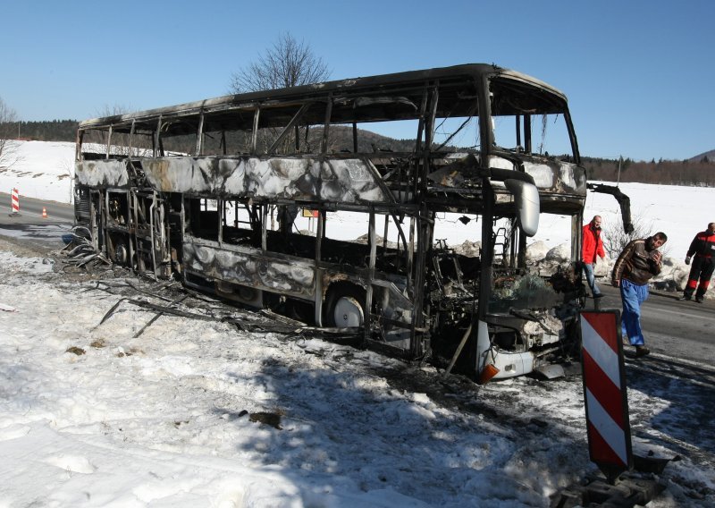 U sudaru izgorio autobus