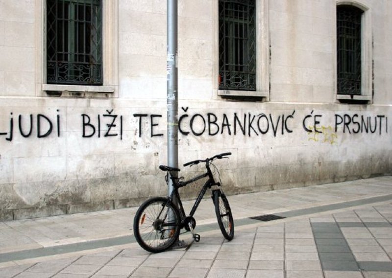 Čobanković, ali i novinari na udaru grafitera