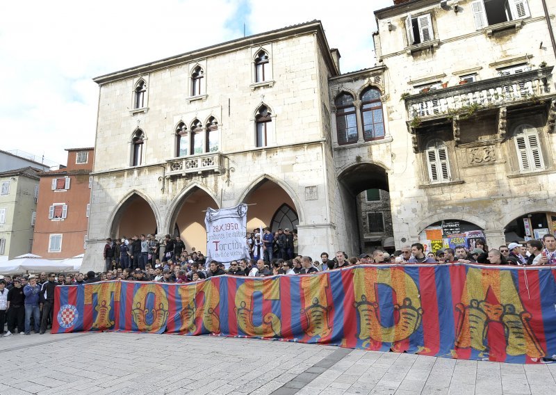 Torcida obojala Split u bijelo