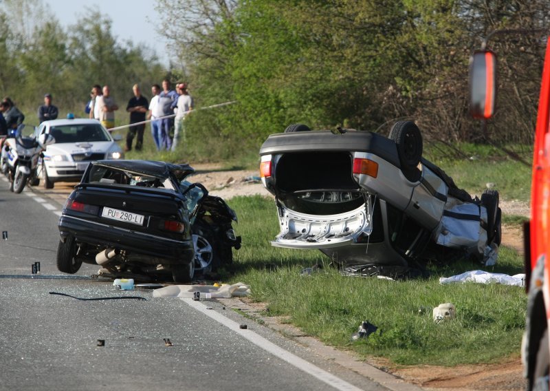 Dvije osobe poginule u izravnom sudaru