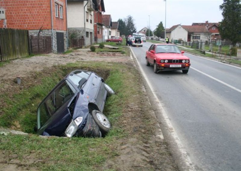 Zgurao s ceste pa pomagao