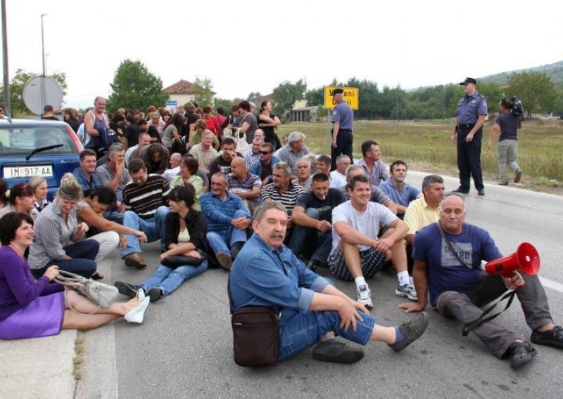 Imotski radnici blokirali granični prijelaz