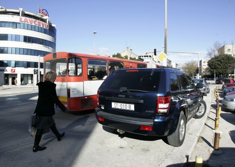 Sanaderov savjetnik opet parkira na pločniku