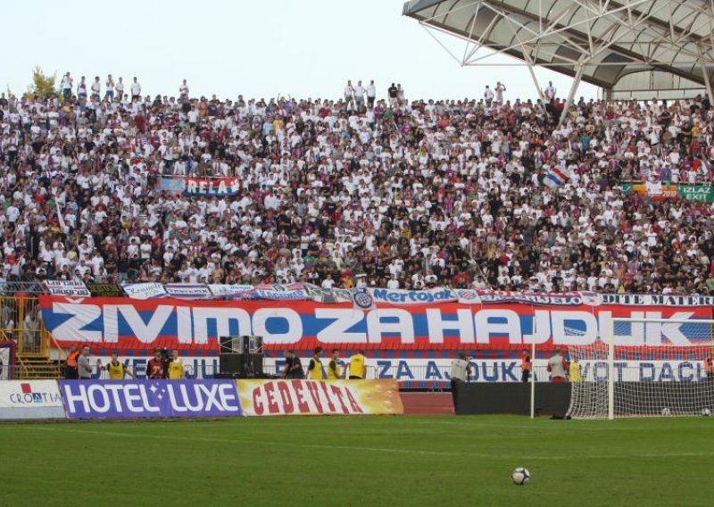 Hajduk postavlja navijački šator