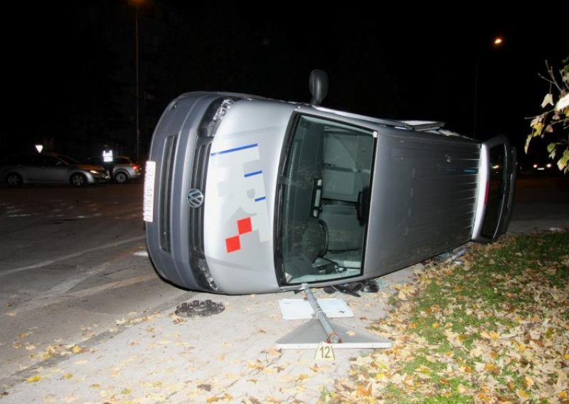 Sudar BMW-a i kombija HRT-a u Karlovcu