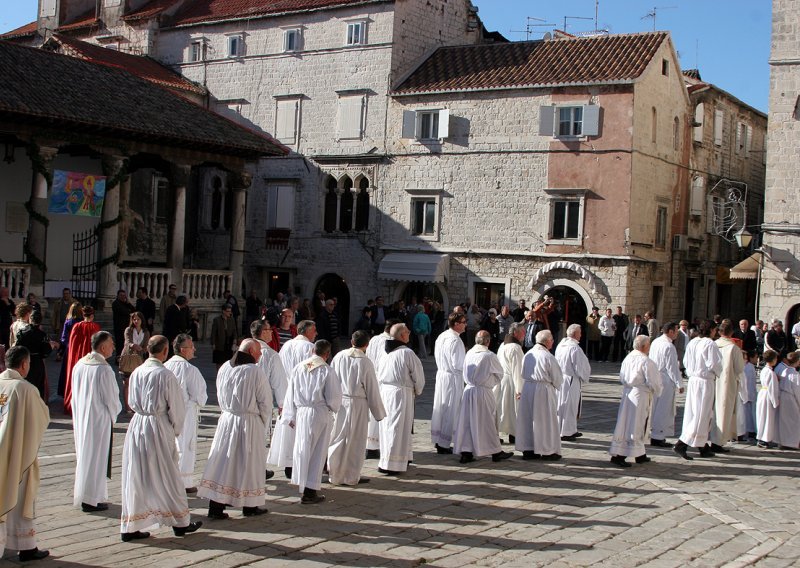 Veliki dan u znaku kontroverznog spomenika