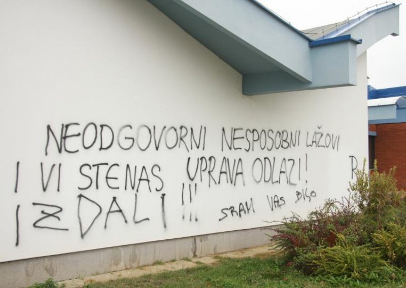 Gademzi grafitima izvrijeđali upravu Karlovca