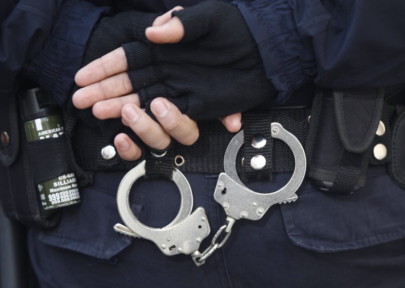 Uhićen serijski razbojnik  koji je ukrao 100.000 kuna iz mjenjačnice