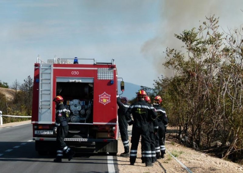 Požar na predjelu Ljubač mogao bi ugroziti i kuće