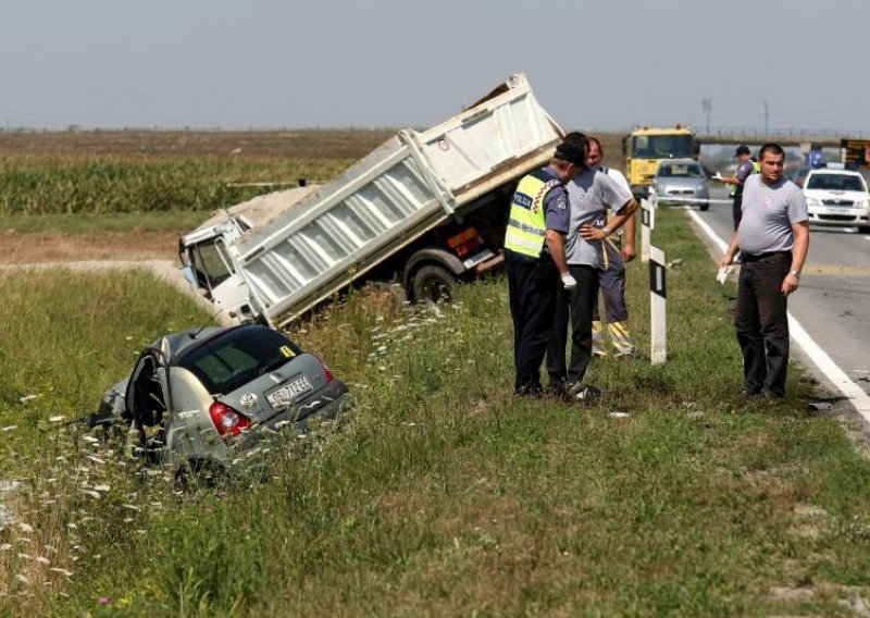 Vozač poginuo u sudaru s teretnjakom