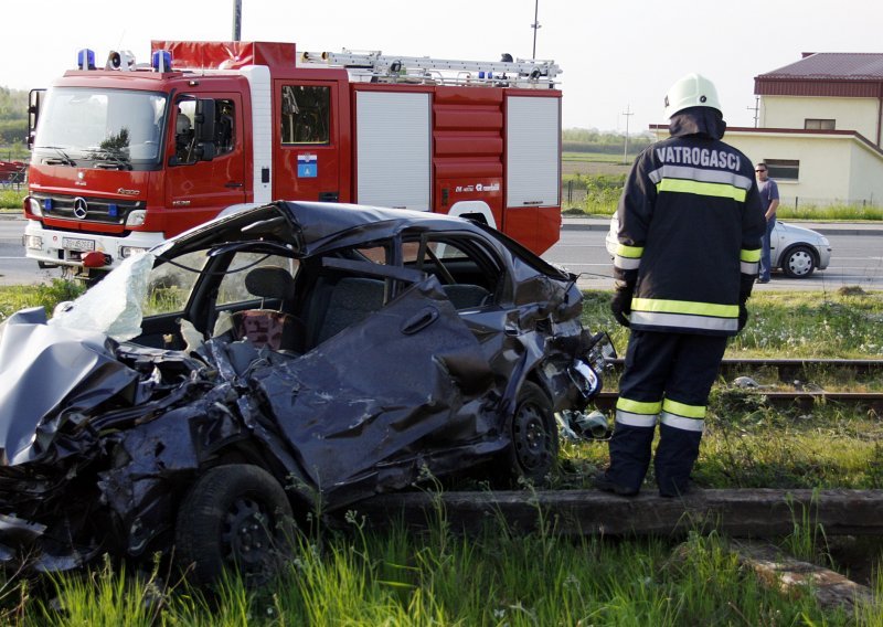 U naletu brzog vlaka poginuli muž i žena