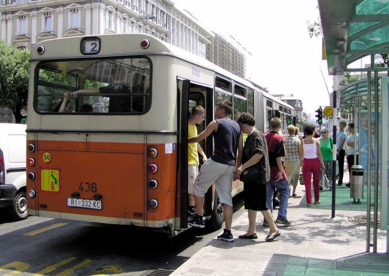 Nogom onesvijestio vozača busa krcatog putnicima