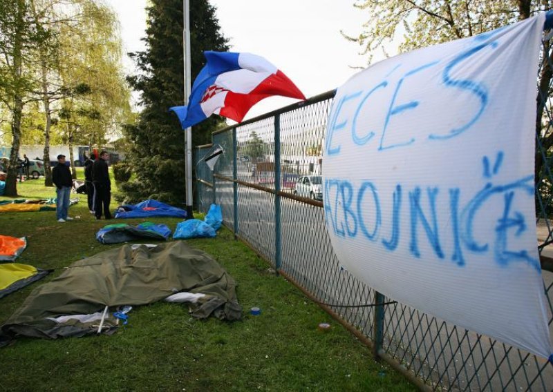 Policija uklonila natpis 'Nećeš, razbojniče'