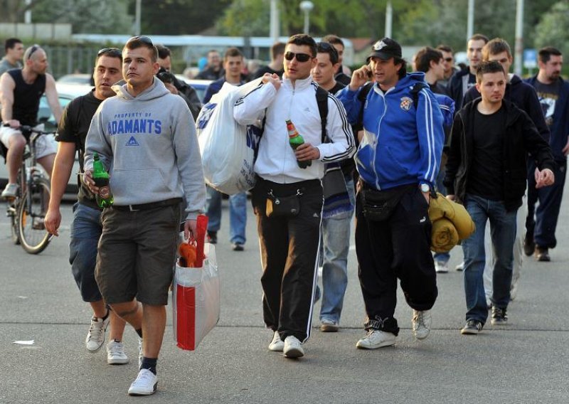 Boysi i policija noće u Maksimiru