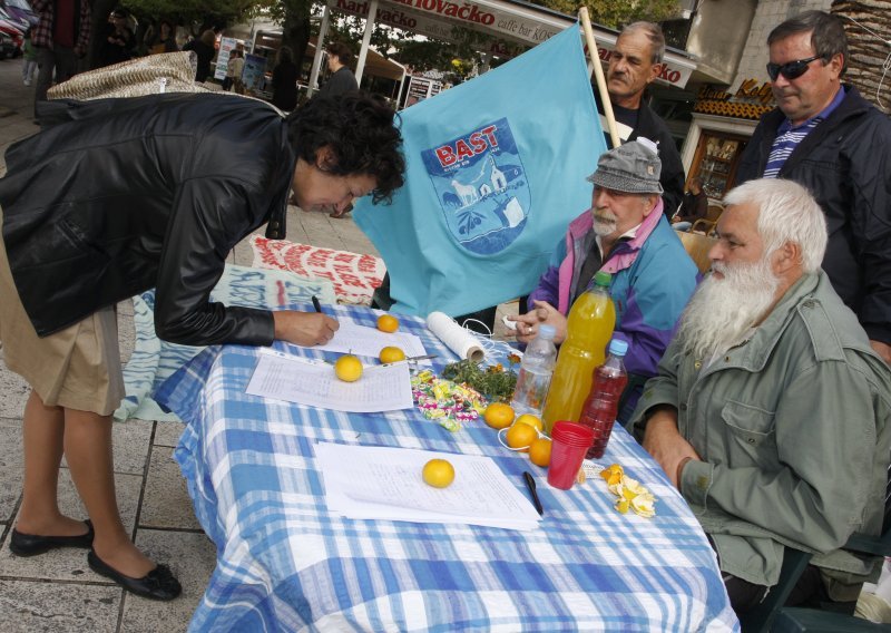 Srbi uručuju EU peticiju protiv Hrvatske