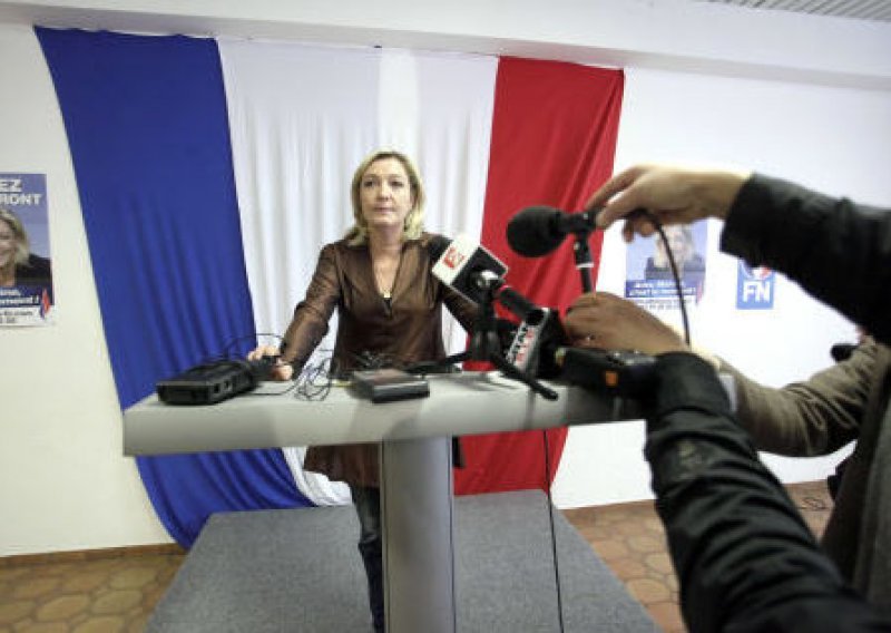 Marine le Pen ukinula bi euro i bojkotirala Kinu