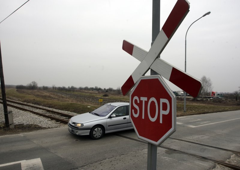 Vozač automobila poginuo u naletu vlaka