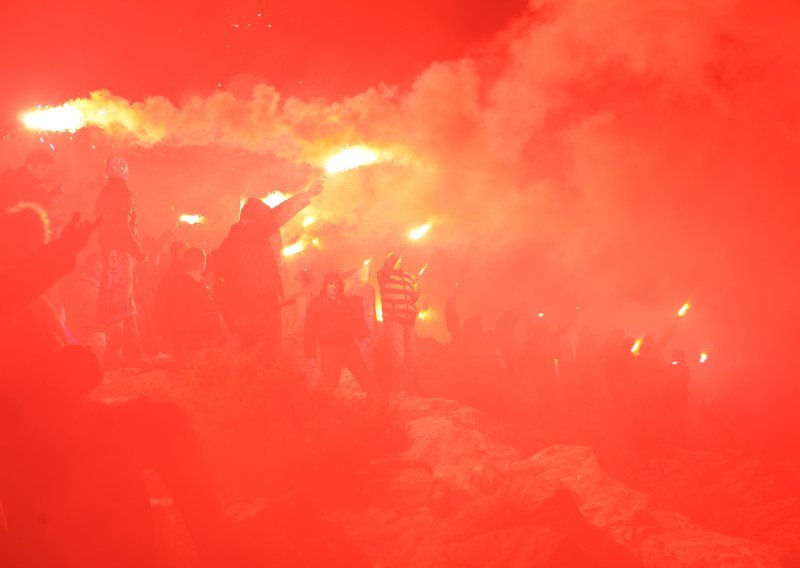 Torcida zapalila baklje na vukovarskom vodotornju