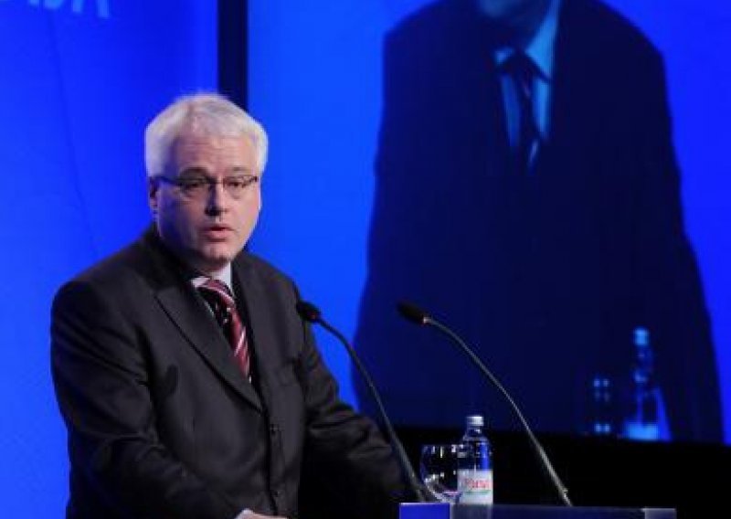 Josipovic meets representatives of Croat community in Germany