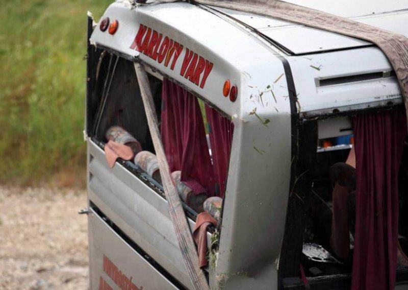 Bijesni navijači kamenovali autobus s igračima