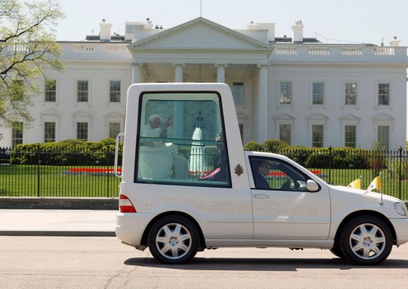 Papa Benedikt XVI hoće električni papamobil