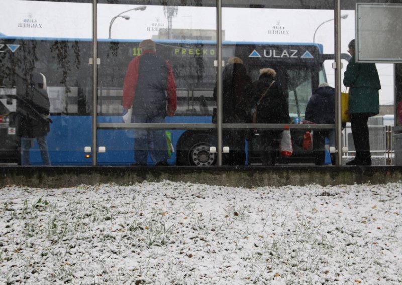 Troje ozlijeđenih u sudaru autobusa i automobila