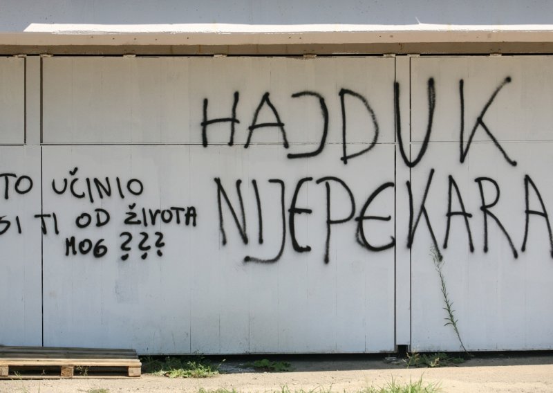 Naoružani torcidaši ispisivali grafite uz autocestu