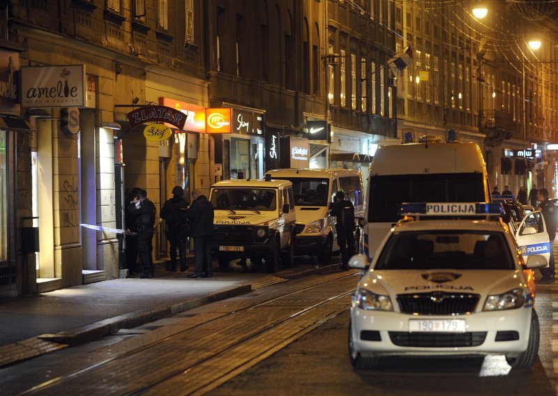 Starac policajca napao sjekirom i zatvorio se u stan