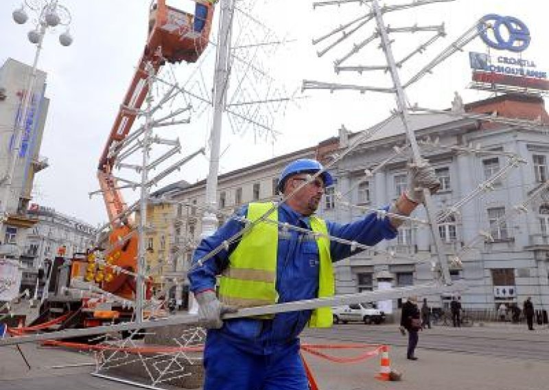 Božićni ukrasi osvanuli na Jelačić placu