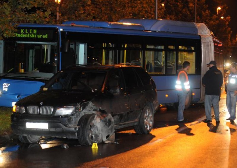 Sudar ZET-ovog busa i dva automobila