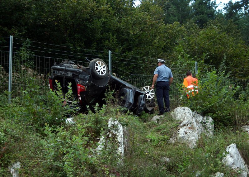 U slijetanju s ceste poginuo muškarac, žena ozlijeđena