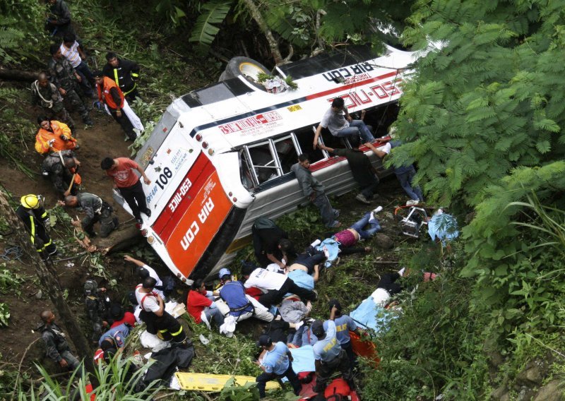 Autobus pao u provaliju; 35 poginulih