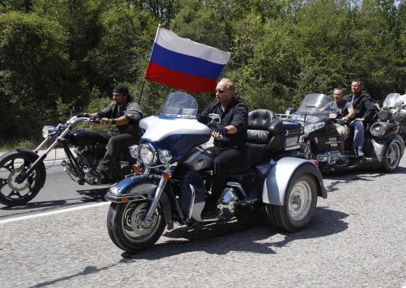 Mačo Putin 'zajahao' Harley Davidson