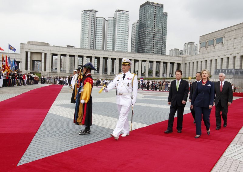 Clinton i Gates između dvije Koreje