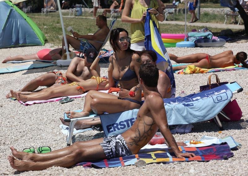 Nini Morić provirila bradavica na plaži