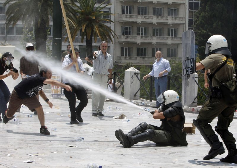 Policija suzavcem rastjerala demonstrante