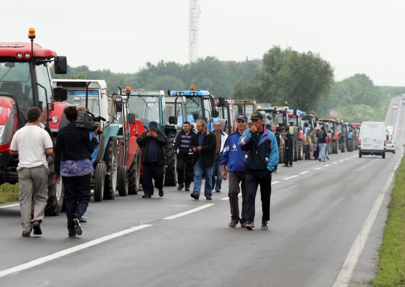 'Ne mičemo se do razgovora s Kosor!'