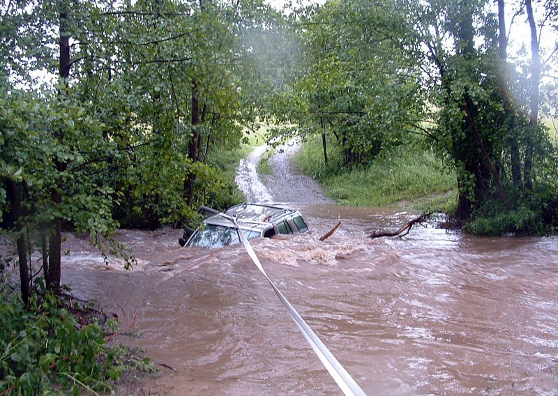 Spasio muškarca i dvoje djece iz nabujale rijeke