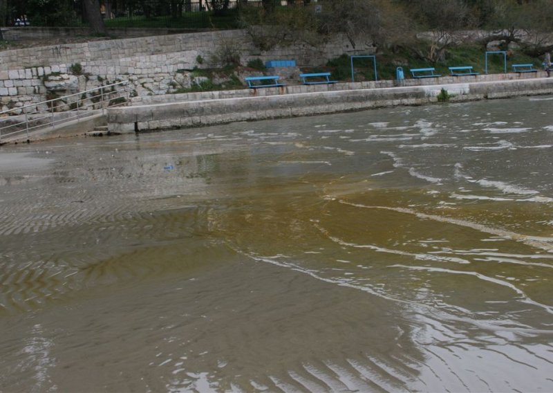 Nafta iz trajekta stigla do plaže Bačvice!