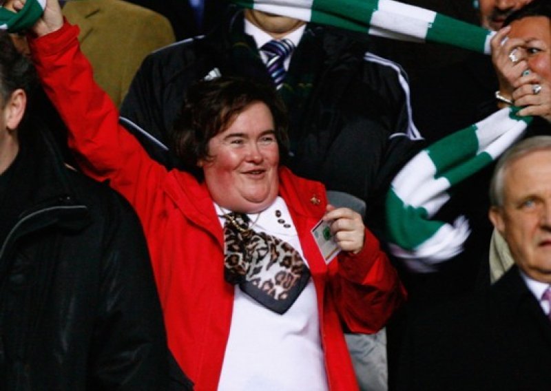 Susan Boyle metlom čistila putnicima cipele