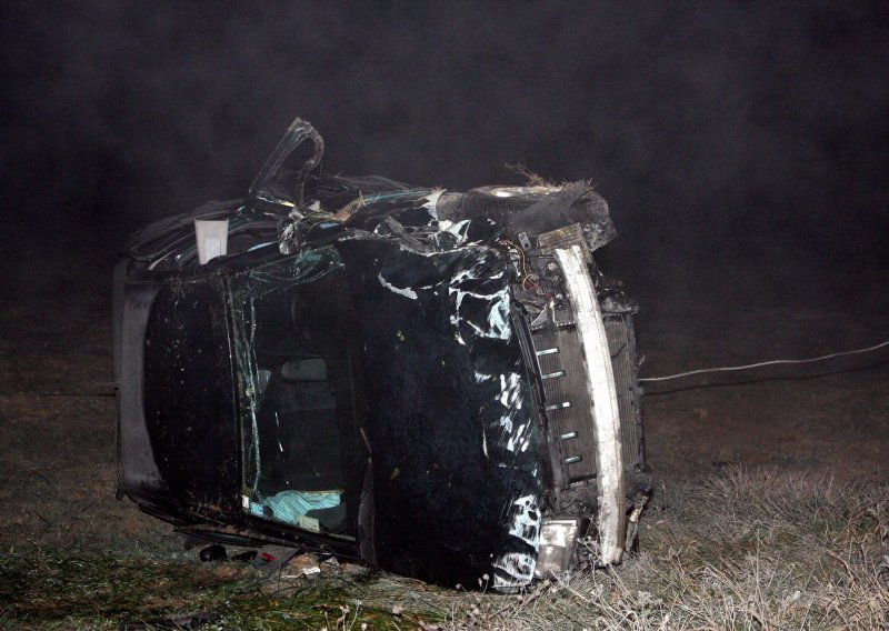 U gustoj magli sudarila se tri automobila