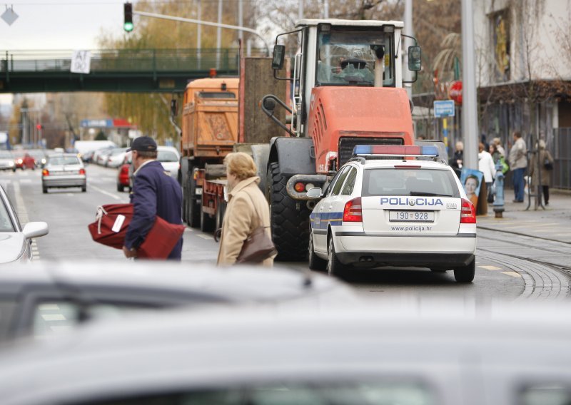 Kamion pokidao tramvajske vodove u Savskoj