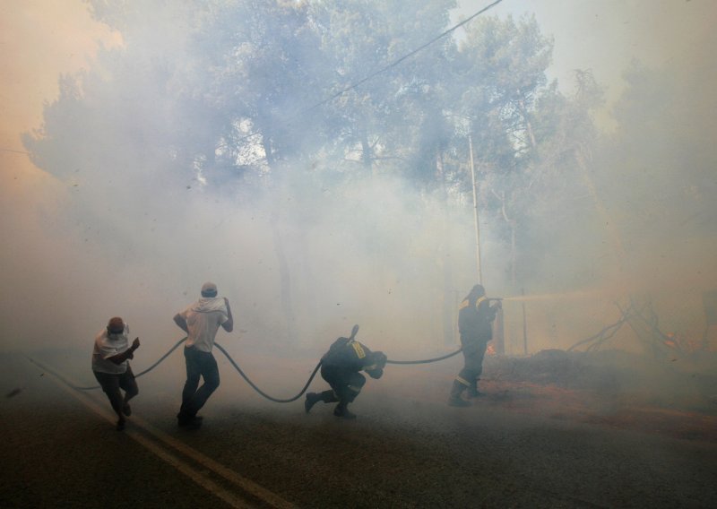 Vatrogasci se bore s požarom na četiri fronte