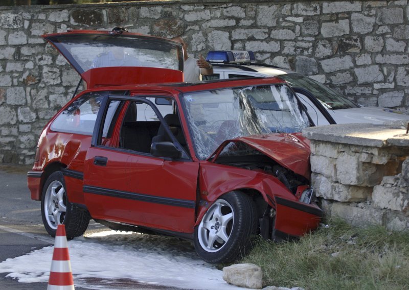 Hondom u zid, dvoje ozlijeđenih